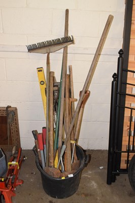 Lot 837 - A quantity of assorted tools