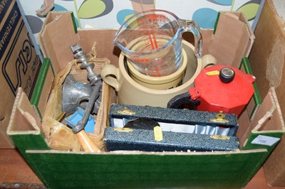 Lot 735 - Box of various kitchen wares