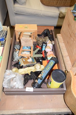 Lot 747 - One box of various ornaments, wall swallows etc