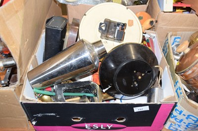 Lot 757 - Box of various mixed items to include wall...