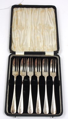 Lot 147 - A cased set of six George V silver pastry...