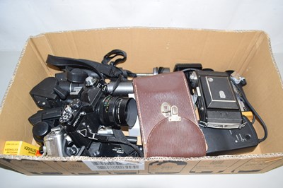 Lot 19 - Box of assorted cameras