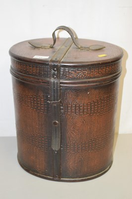 Lot 21 - A vintage style hat box