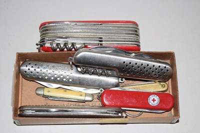 Lot 82 - Box of various pocket knives