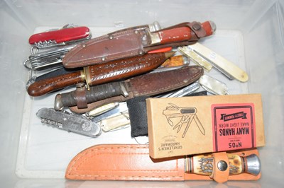 Lot 105 - A box of various pocket knives and others