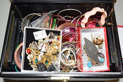 Lot 112 - A box of assorted costume jewellery