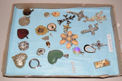Lot 124 - Mixed Lot: Various pendants