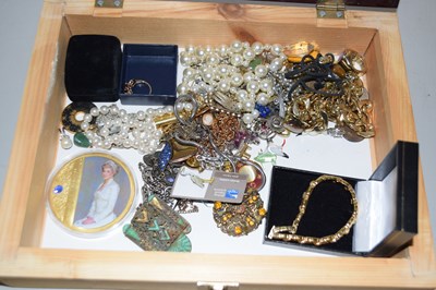 Lot 125 - Mixed Lot: Various costume jewellery