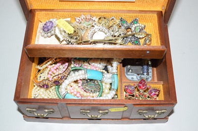 Lot 127 - A box of assorted costume jewellery
