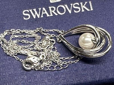 Lot 129 - A Swarovski pendant and chain