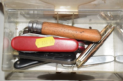 Lot 134 - A box of assorted pocket knives