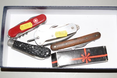 Lot 136 - A box of pocket knives