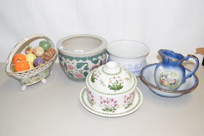 Lot 151 - Mixed Lot: A Portmierion Botanic Garden cake...