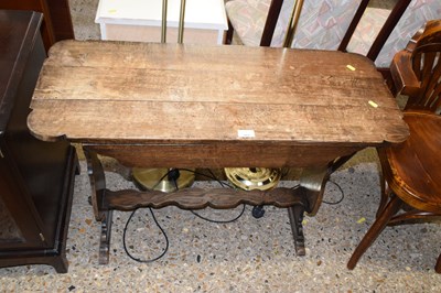 Lot 311 - A small oak side table