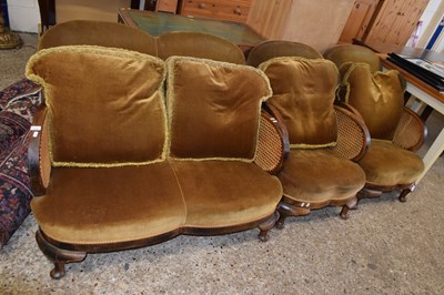 Lot 314 - An early 20th Century bergere three piece suite
