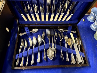 Lot 185 - A case of silver plated cutlery