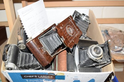 Lot 525 - Cameras to include Coronet Rapide, Kodak...