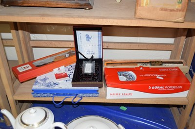 Lot 557 - Quantity of Chinese fans, ceramics and other...