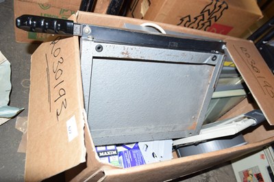 Lot 622 - A box of assorted photographic accessories to...
