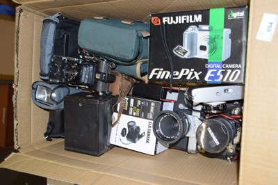 Lot 654 - Cameras to include Fuji Finepics E501, a Fuji...