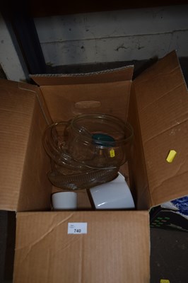 Lot 740 - One box of kitchen wares