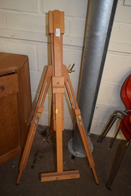 Lot 773 - A folding artists easel
