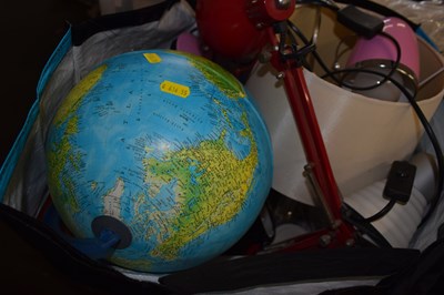 Lot 789 - Bag of assorted table lamps to include a globe...
