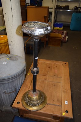 Lot 846 - A pedestal ashtray