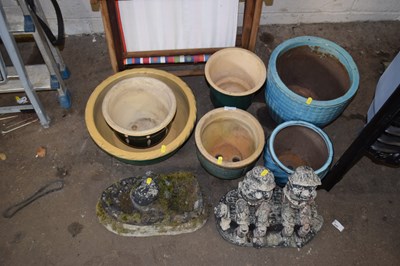 Lot 915 - Quantity of garden pots and two figurines