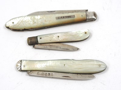 Lot 190 - A group of three Victorian silver bladed and...