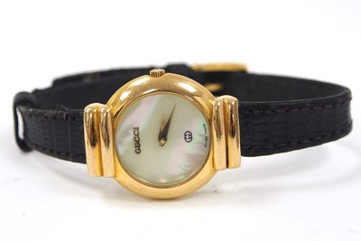 Lot 239 - A ladies Gucci 5300L wristwatch with quartz...