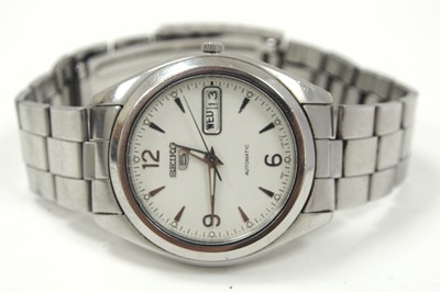 Lot 248 - A stainless steel Seiko 5 gents wristwatch,...
