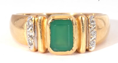 Lot 15 - Modern green and white stone set ring...