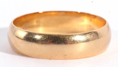 Lot 19 - Modern 18ct gold and diamond wedding ring,...