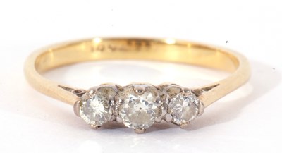 Lot 42 - Three stone diamond ring featuring three...