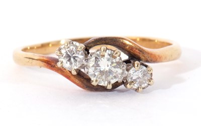 Lot 43 - Three stone diamond ring with three graduated...