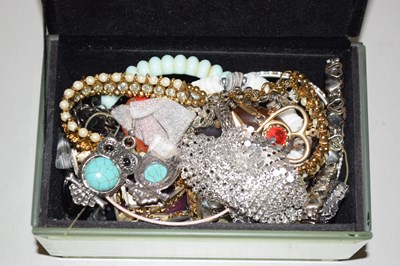 Lot 98 - A case of costume jewellery