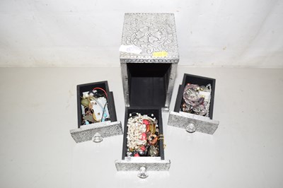 Lot 103 - A three drawer jewellery cabinet and contents