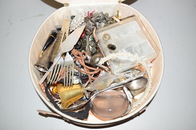 Lot 104 - A large box of assorted costume jewellery,...