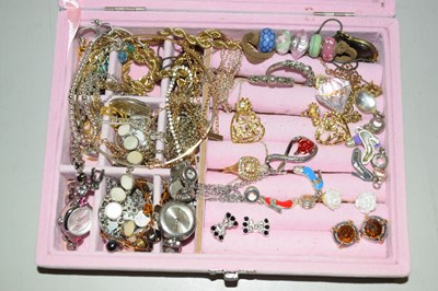 Lot 112 - Case of costume jewellery