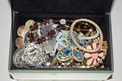 Lot 114 - Case of costume jewellery