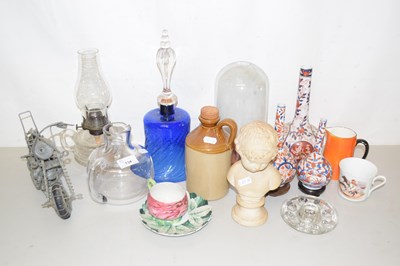 Lot 134 - Mixed Lot: Japanese vases, small oil lamp,...