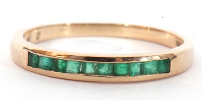Lot 85 - Modern 9ct gold and emerald ring featuring 10...