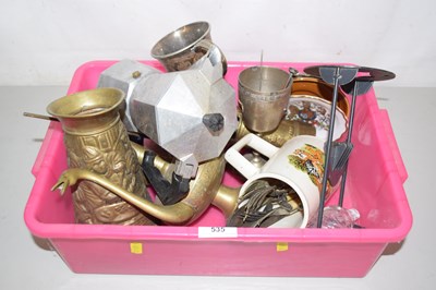 Lot 535 - A box of mixed items to include various brass...