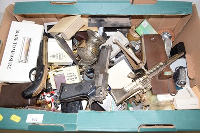 Lot 542 - A large box of various assorted vintage...
