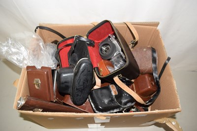Lot 571 - A box of vintage cameras