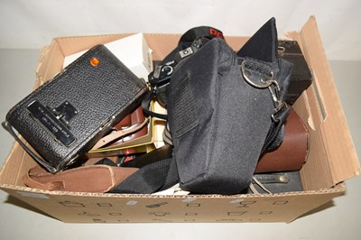 Lot 591 - Box of assorted cameras