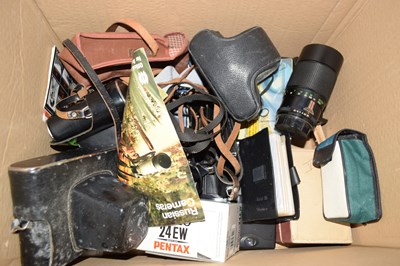 Lot 606 - A box of mainly empty camera cases