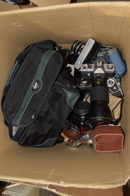 Lot 609 - A box of assorted cameras