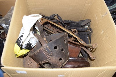 Lot 672 - A box of various vintage horse harness